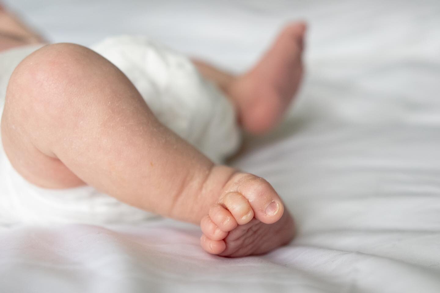 Tiny toes and flaky skin 🥰 capturing newborn details is truly magical. They really don&rsquo;t stay that small for long!

Are you expecting or just had a baby? Send me a DM to book a slot for a relaxed, in-home newborn session.

#newbornlifestyleses