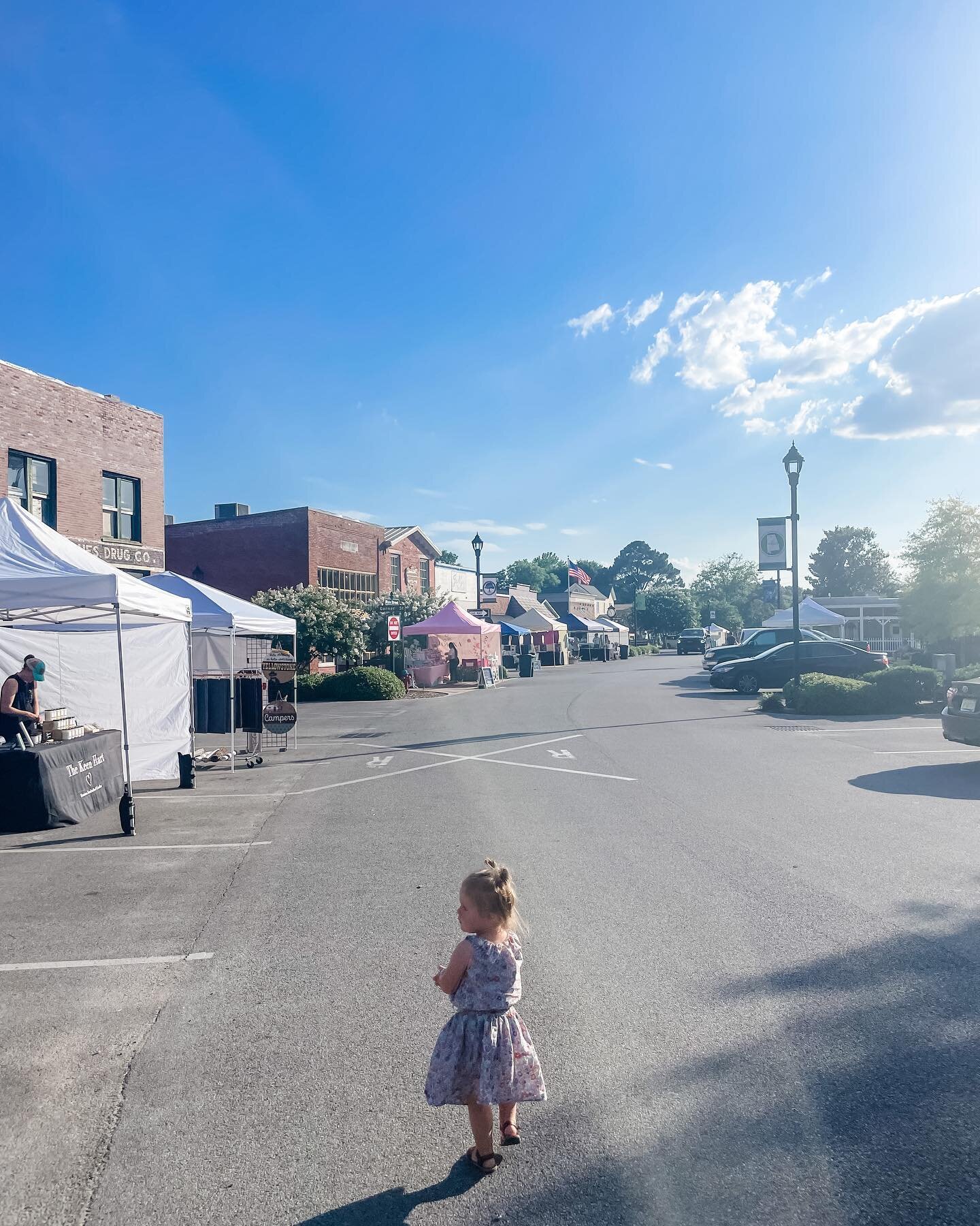 TODAY is the DAY! Third Thursdays on Main begins and we are here.for.it. 

Join @shoppes_of_downtown_madison tonight from 4-8:

KIDS EVENTS
Bounce house on Main Street -
FREE of charge &amp; other activities

FOOD TRUCKS &amp; LIVE MUSIC
Arepas Lover