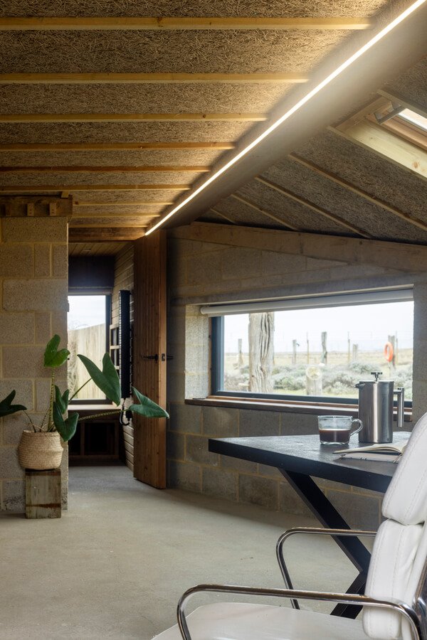 reclaimed-materials-garden-studio-east-sussex-10.jpg