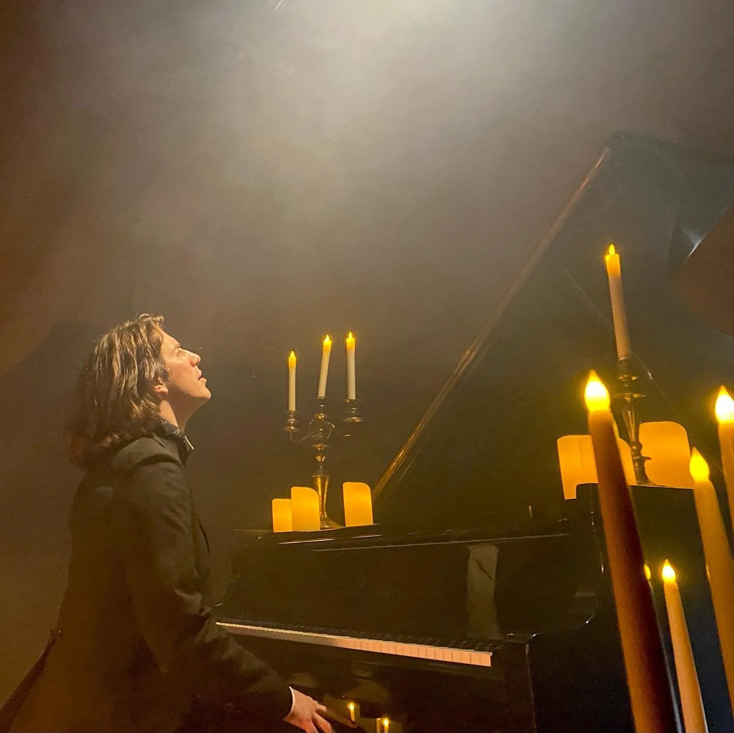 Haunting collaboration with Voyage Media and NMHS for a documentary in which I recorded Chopin IN period costume (swipe for moody candles) ❄️ In the Siberian Arctic circa 1914, the ship Karluk is trapped in ice and about to sink. Before the ship inex