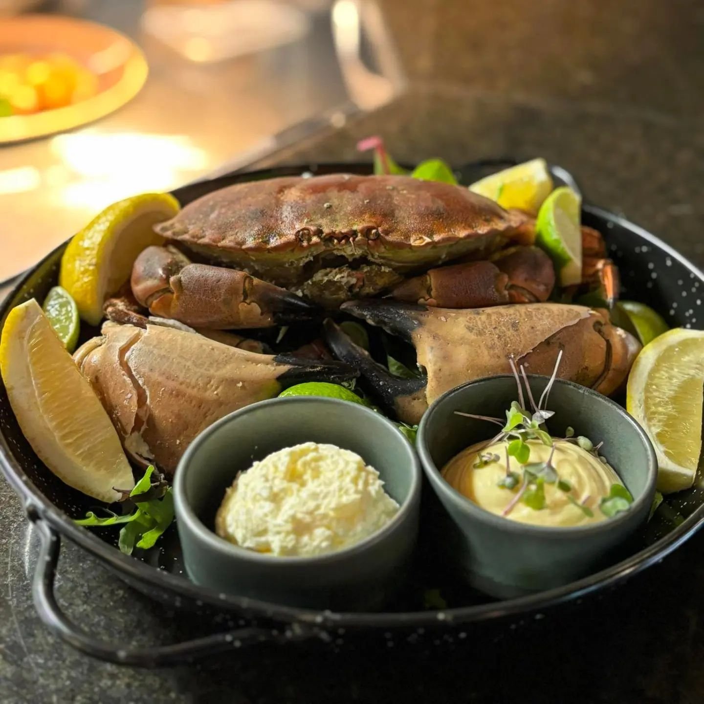 Lyst p&aring; krabbe? P&aring; denne sesongmenyen har vi f&aring;tt med et fristende fat med helkrabbe, krabbekl&oslash;r og digg tilbeh&oslash;r 🦀 Kom &aring; smak 🖤