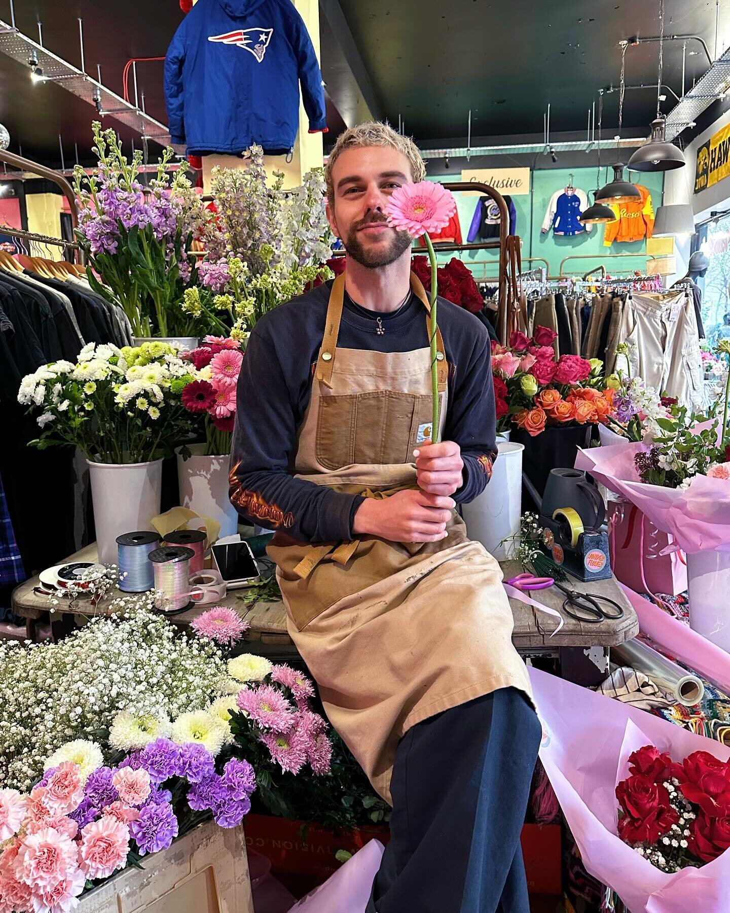 flowers for sale 
@flamingosvintagebristol 
10-6 today &amp; tomorrow xoxo
happy pre valentine&rsquo;s day