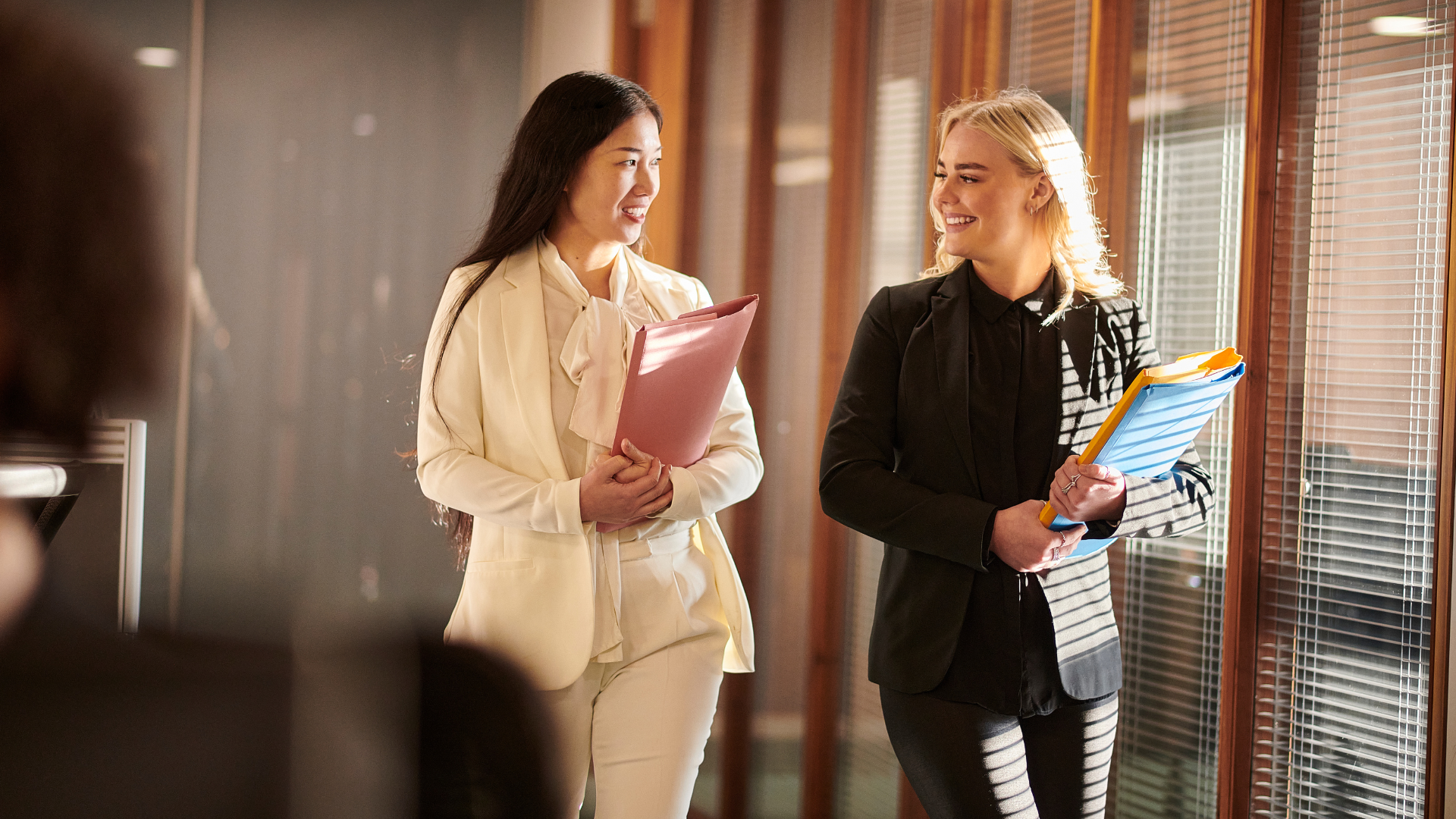 Two lawyers in an environment where they are able to show their skills as leaders