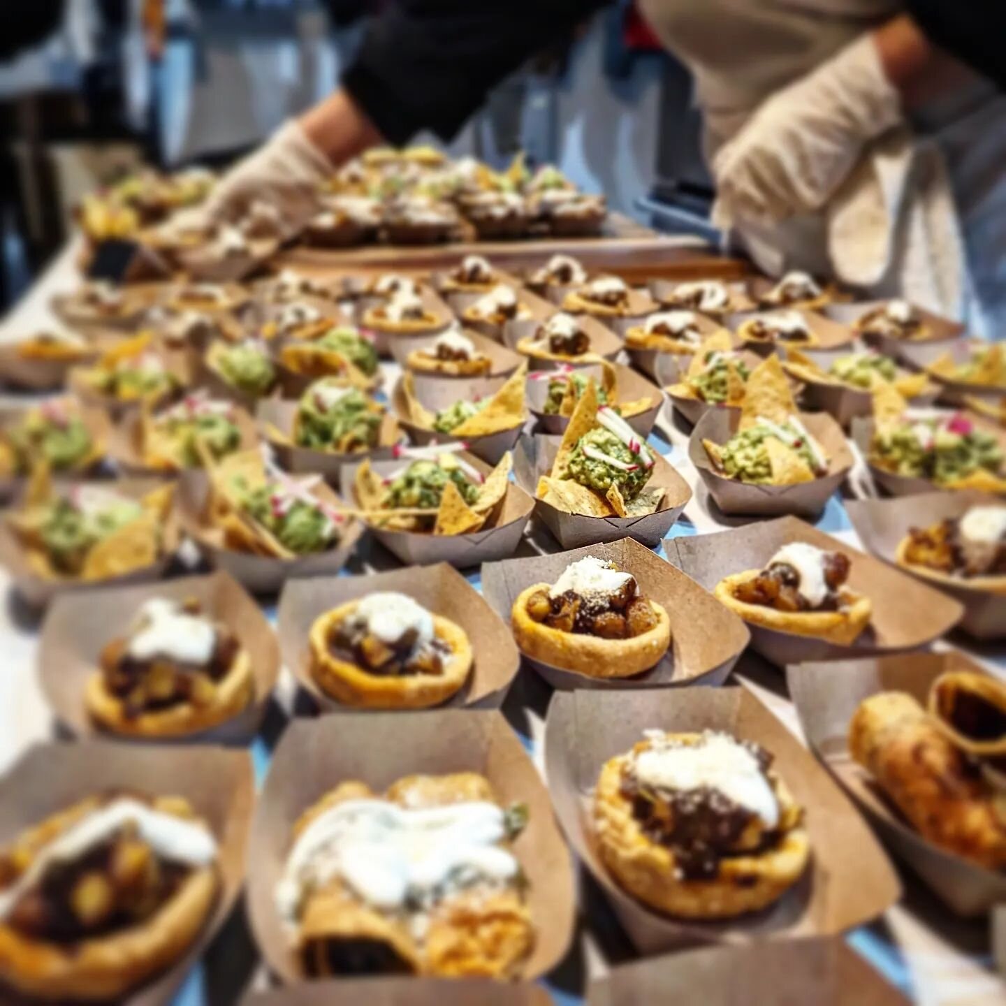 Wedding weekend #chicagowedding #chicagocatering  #catering #tamalespaceship #fallwedding #foodporn #mexicanstreetfood #mexicanfood #sopes #guacamole #taquitos