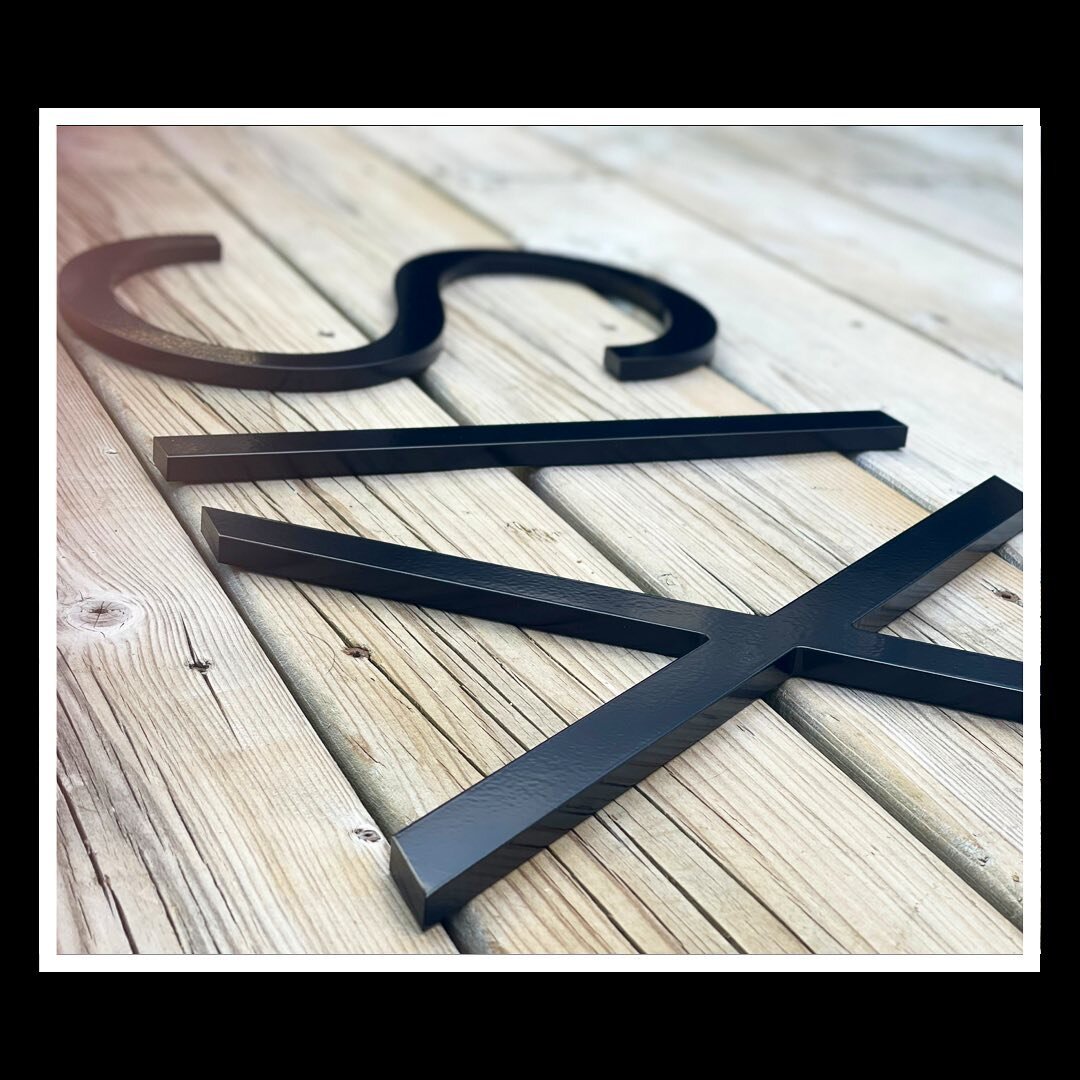 Personal opinion!  Letters or numbers&hellip;.what do you prefer? #shoplocalwinnipeg #madeinmanitoba #housenumbers 
#housenumberswinnipeg #housenumberscanada #modernhousenumbers #modernhousenumbersCanada
#addressplaque #customhoousenumbers #privacysc