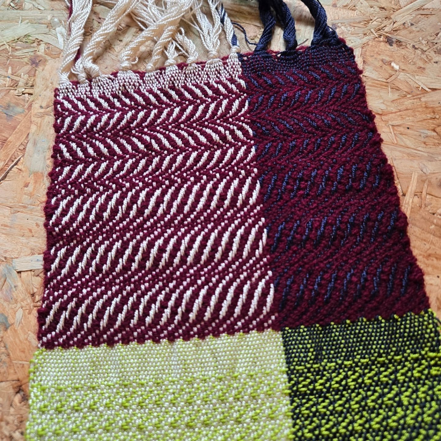 Exciting news! I got some FUNDING from @anartistsinfo to learn how to weave on an 8 shaft loom.

This is my first sampler and my mind is already blown by the possibilities of this truly versatile craft 🩷 

@fiona.weaves 
#weaversofinstagram #paintin