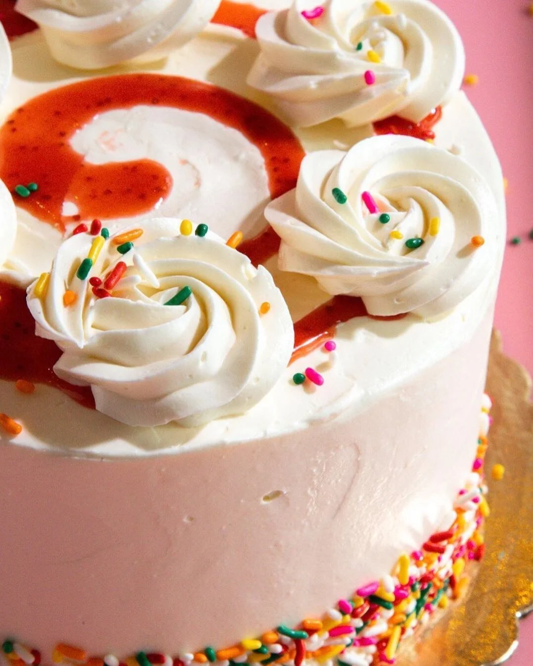 Any day is a reason to celebrate 💕⁠
⁠
@hollertreatspdx Strawberry Funfetti 🍓Made with vanilla chiffon cake studded with rainbow sprinkles, white chocolate Italian meringue buttercream, and house made strawberry sauce to tie it all together 🍓💕