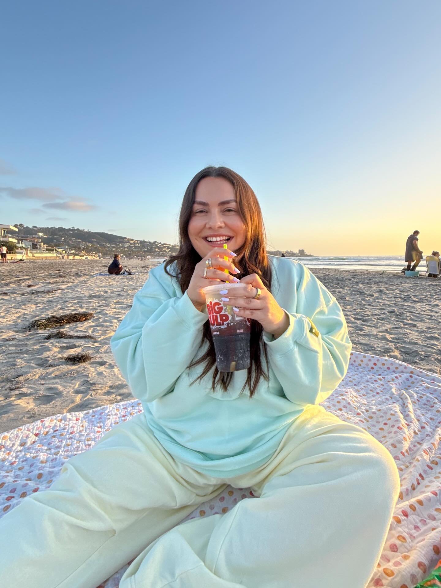 friday night beach picnics with my littlest sister🩵

#beachpicnic #sandiegosunset #beachsunset #sisterdate