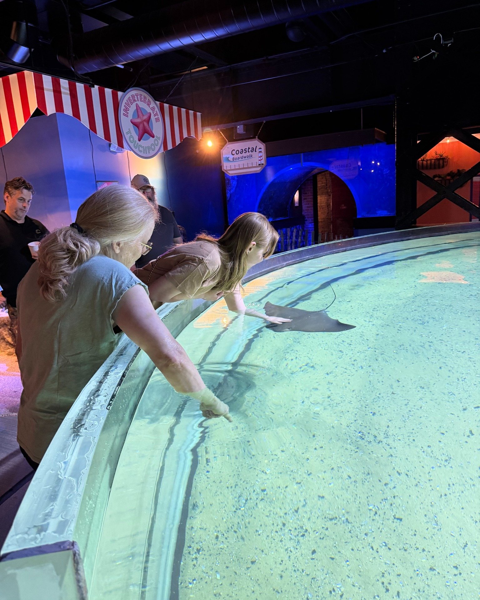 Wish kiddo Jasmine had so much fun at her private visit to the Greater Cleveland Aquarium! 🐠 🐡

⭐ Thank you to the @cleaquarium for having us come visit! 💜✨