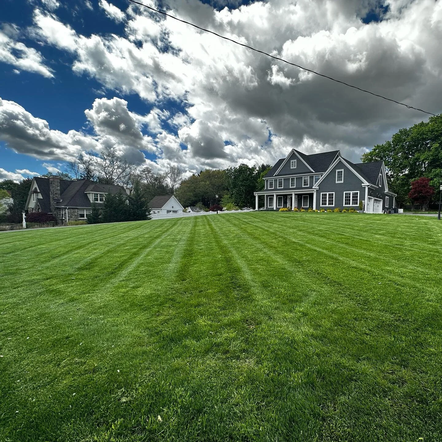 Fridays are for ‘kickin grass’😤✅
#bruinandsons #friday #landscaping #lawn #greengrass #mowing #mendham
