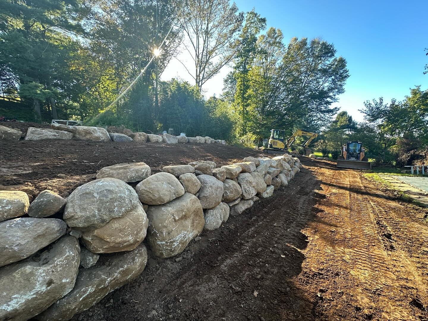 Nature's masterpiece meets human craft: our crew just unveiled this stunning natural rock wall and custom staircase, blending the beauty of the outdoors with expert craftsmanship. 🌿🏞️ 

#NatureMeetsDesign #Craftsmanship #OutdoorLiving