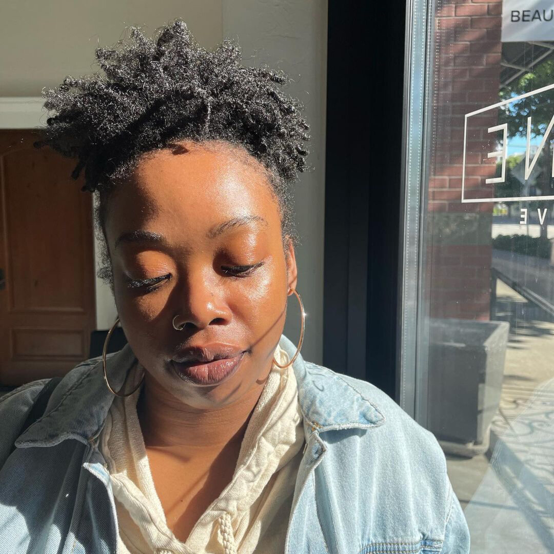 You&rsquo;d never guess her main challenges were dryness, uneven texture , &amp; clogged pores This babe is glowing! ​​​​​​​​✨
​​​​​​​​
She also shared that extractions weren't her fave as they had been uncomfortable &amp; sometimes painful for her i