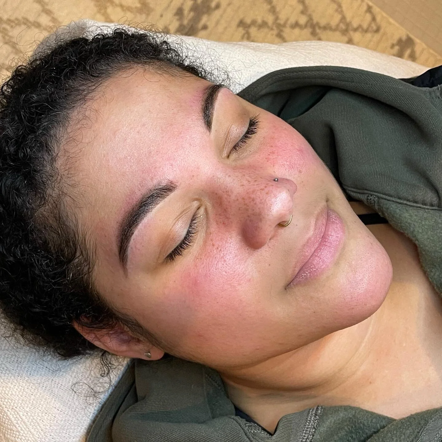Are you someone who constantly fills in your bows or someone who wants to grow out there brows but feel like nothing is happening ?! 
You are definitely a candidate for Henna brows! Henna is amazing in so many ways! 
✨Can last up to 4-6weeks
✨Stimu