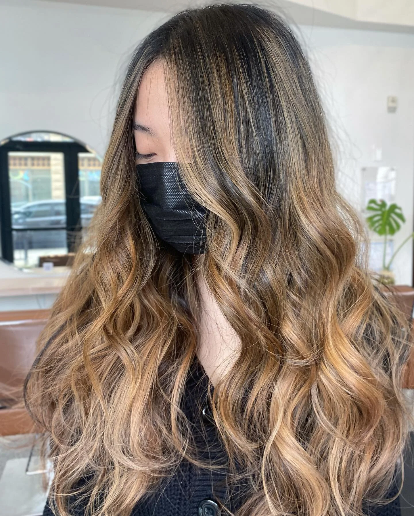 Full balayage for this bday babe! 🤎
She had old box dye on her hair and I was so amazed how well her hair lifted with some help with K18! 
#balayage #balayagehighlights #tacomastylist #tacomahairstylist #seattlesalon #tacomasalon #seattlewashington