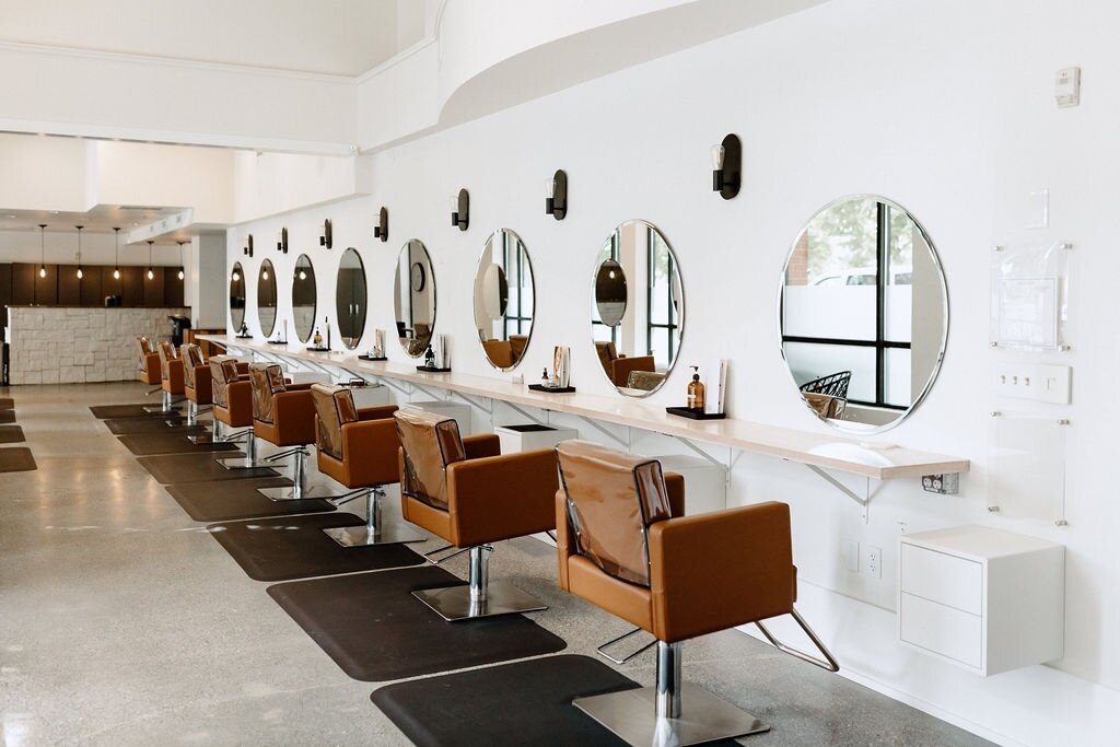 Attention, busy remote pro’s ! Are you tired of sacrificing your precious time for beauty appointments, wishing there was a solution that could cater to your demanding schedule without compromising on quality? Well, we got you 😉
At Attune, we