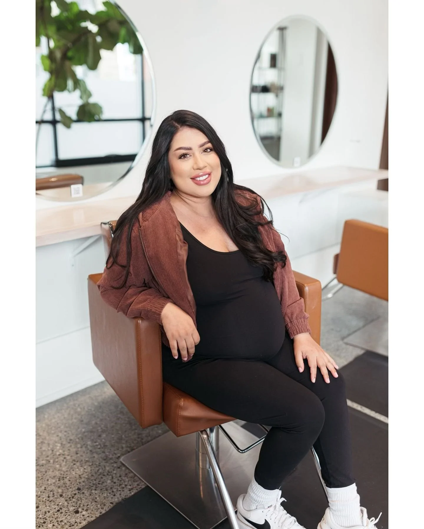 Working mama-8 months 👶🏻🩵salon team photoshoot📸
✨A BIT ABOUT ME✨
🤍Stylist: Xochil 🙋🏻‍♀️ pronounced (s-Oh-chee)
🤍Experience: Going on 13 yrs 👩🏻‍🎨✂️
🤍Services: Dimensional Blondes & Brunettes-Balayage-Lived In Hair-Layered Hairc