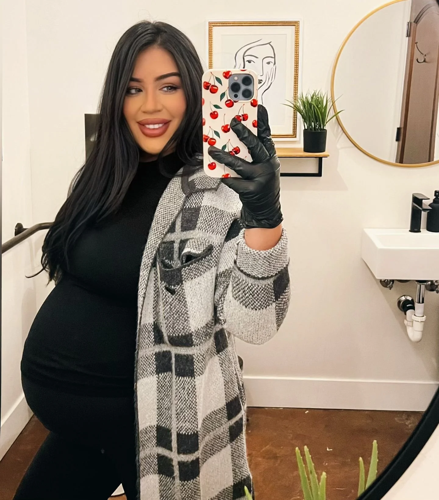 Just bumpin along at the salon 👩🏻‍🎨 I’m 34w+5 today only about a month left 👶🏻🩵 mom just flew in 🛬 from OC, CA to visit us in WA 🙏🏼 my heart is calm🫶🏻 #armywifelife#hairstylistlife 
.
.
.
#TacomaHair#seattle#seattlehair#seattleha