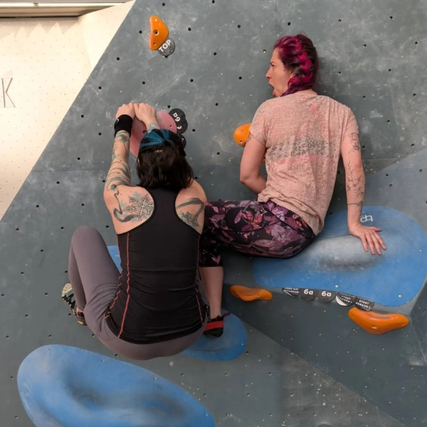 A partner boulder in 4 pictures 😖🤔😃🤣
Sorry but also thank you @_trochilida_ 🤗

#bouldering #partnerboulder #fun #friends