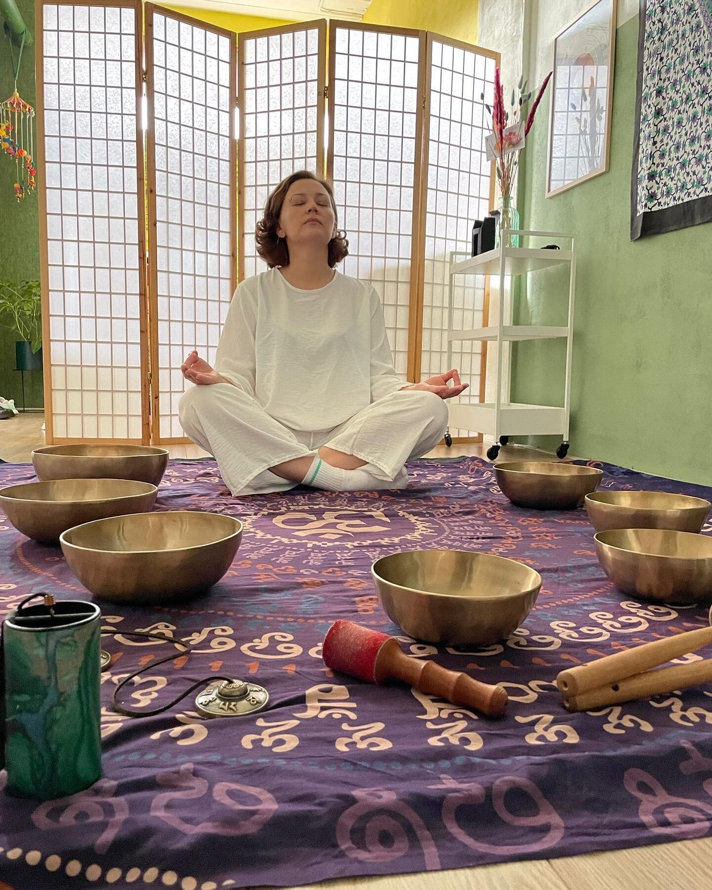 Today we are happy to talk about our sound healing workshop! This experience is the opportunity to rest your brain during the ancient practice of deep relaxation using the sound and vibrations of Tibetan singing bowls.

We welcome Orysia Sai @orysias