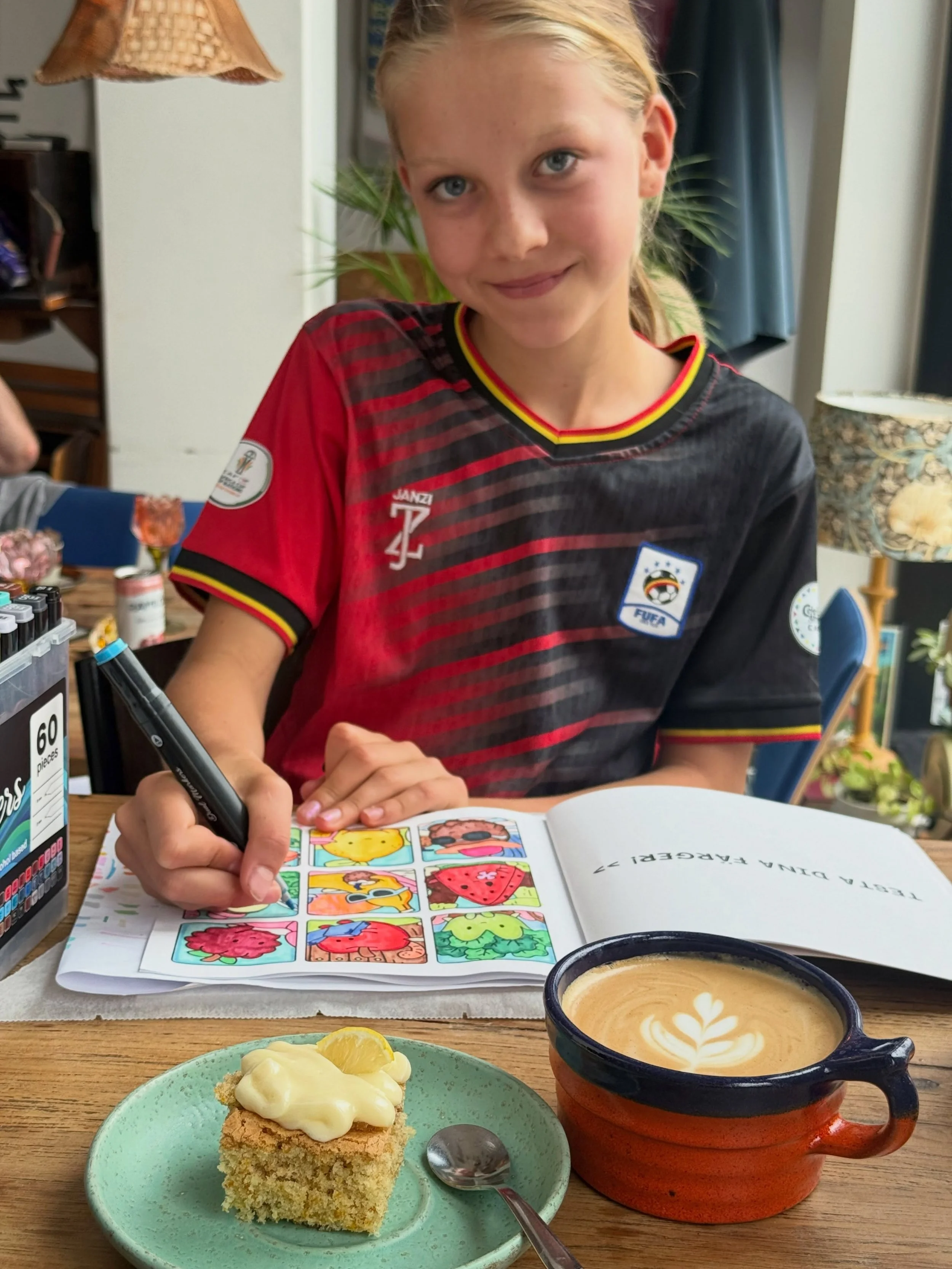 Fikadejt med den h&auml;r stj&auml;rnan, nybakad morotskaka fr&aring;n Sofia och finlatte fr&aring;n kvarteret egna barista Sofi ☕️🥕 
Fredag 11-22 &auml;r