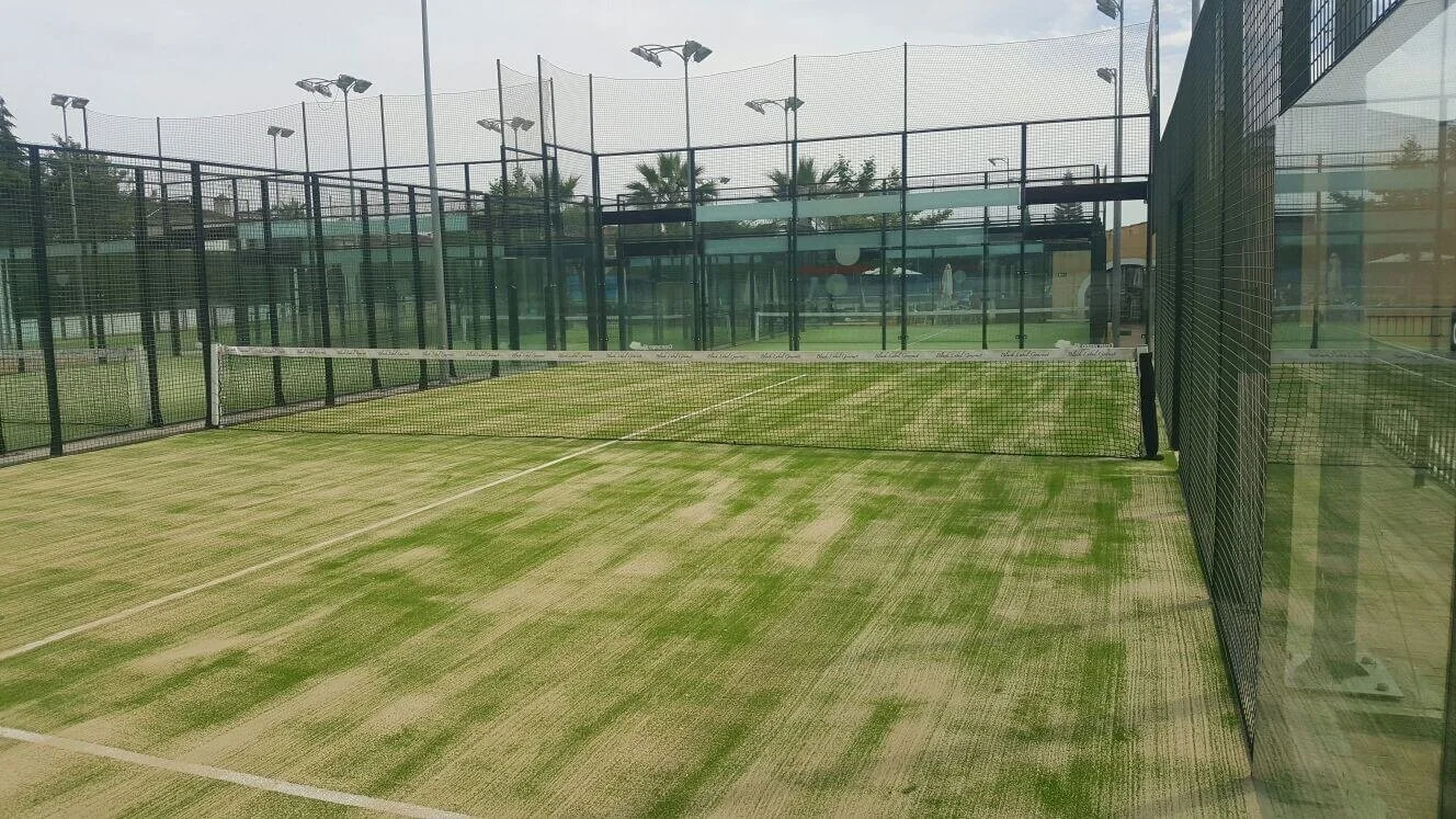CLUB-DE-PADEL-Y-TENIS-BERNIER-CAMBIO-DE-CESPED.jpeg