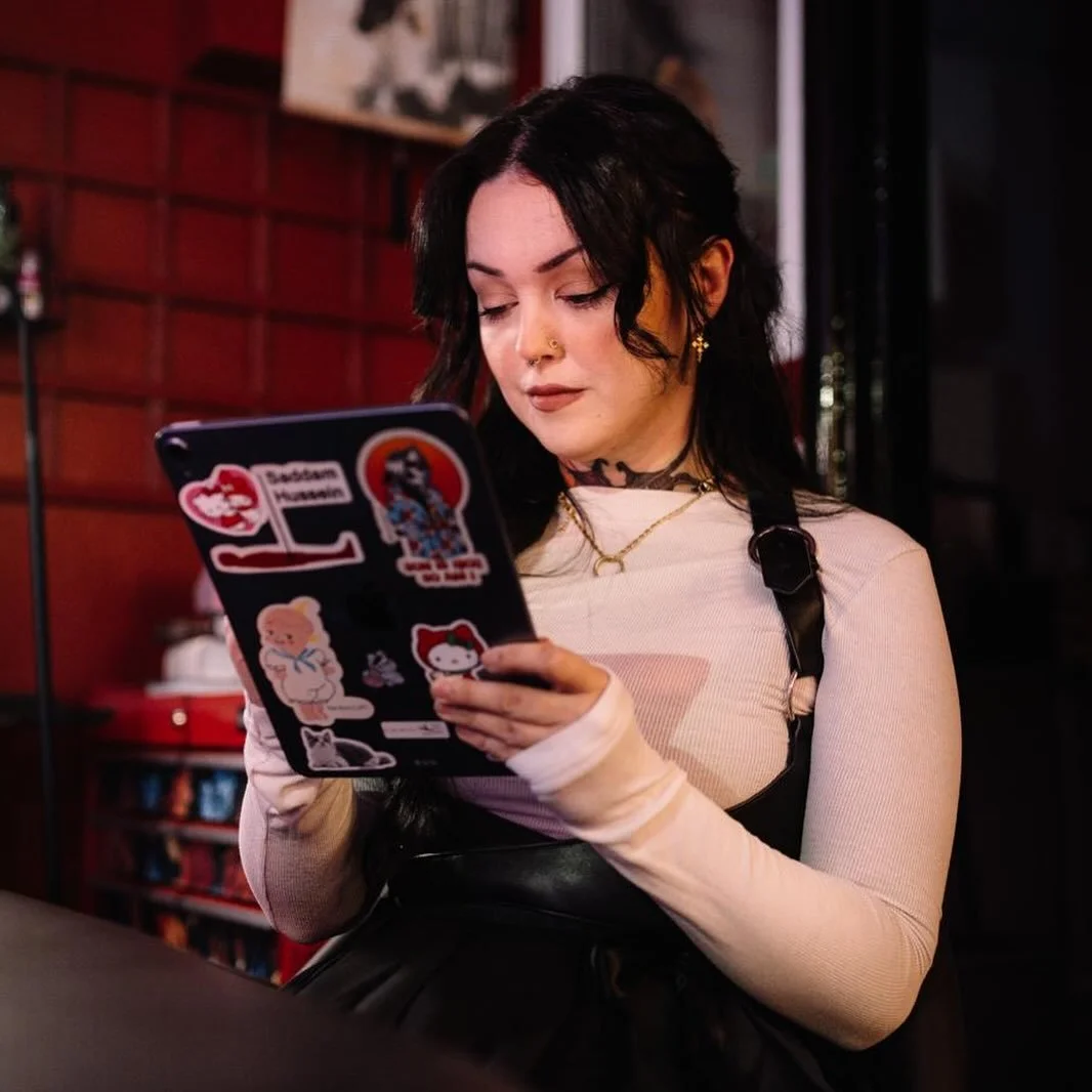 - Choose your character -

Steph

@bymidnightoiltattoo - bold , bright trad tattoos, 
fun fact - conspiracy theory extraordinaire 🕵️ 👽 a keen crafter who can basically make anything 

Holli

@tattoosbyholli - realism, black and grey,
Fun fact- Holl