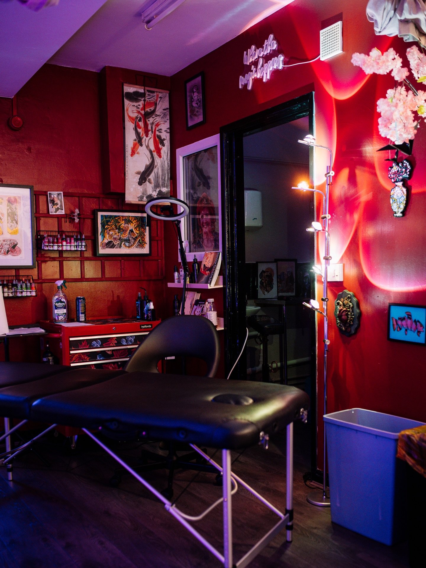Our little sanctuary in Derby.
Warm lights, calm energy, paper cranes drifting through the studio , this is where tattoos come to life.

Young Cardinal Tattoo is a creative collective space for thoughtful fineline, florals, traditional , ornamentals,