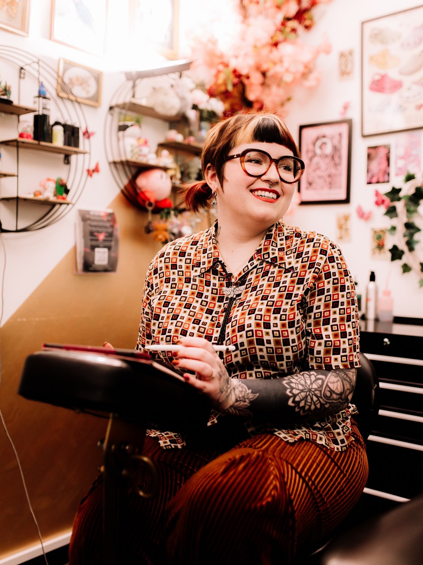 💖Artist Spotlight: Lib @pinkvelvet.tattoo 

Cute, bold, and full of personality.
Lib brings a mix of anime, fantasy, and playful illustration into her work , from soft, cutesy pieces to solid traditional designs and everything in between.

A Muppets