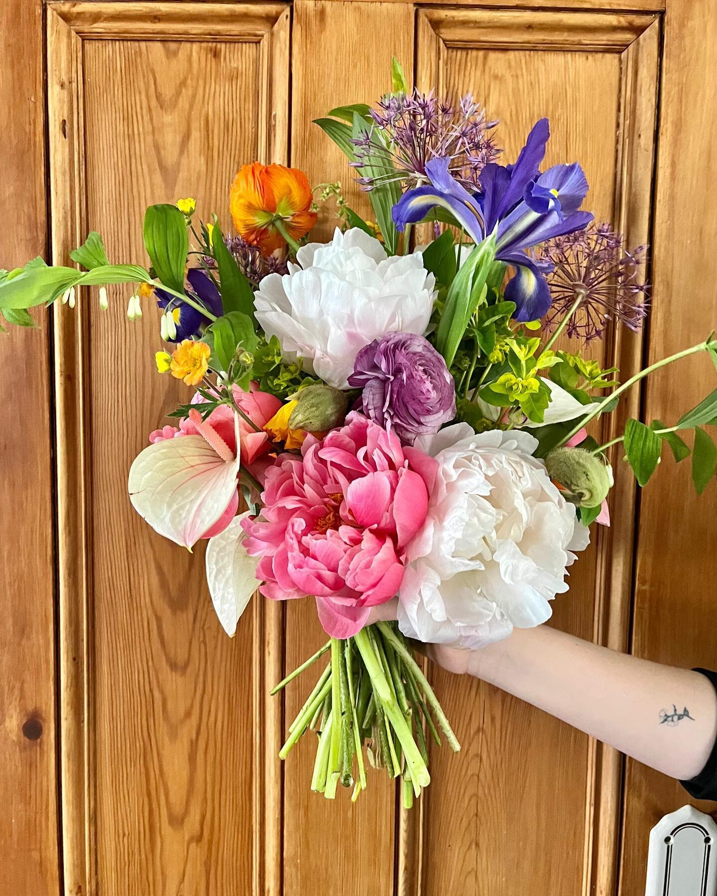 Shoot leftovers 😋 💐 🌸 
⠀⠀⠀⠀⠀⠀⠀⠀⠀
#ultramarineflowers #ultramarinemargate #peonyseason #flowersofinstagram #colourlover #maximalflowers #floralartist #floralstylist #moreismore #floralaesthetic #maybouquet