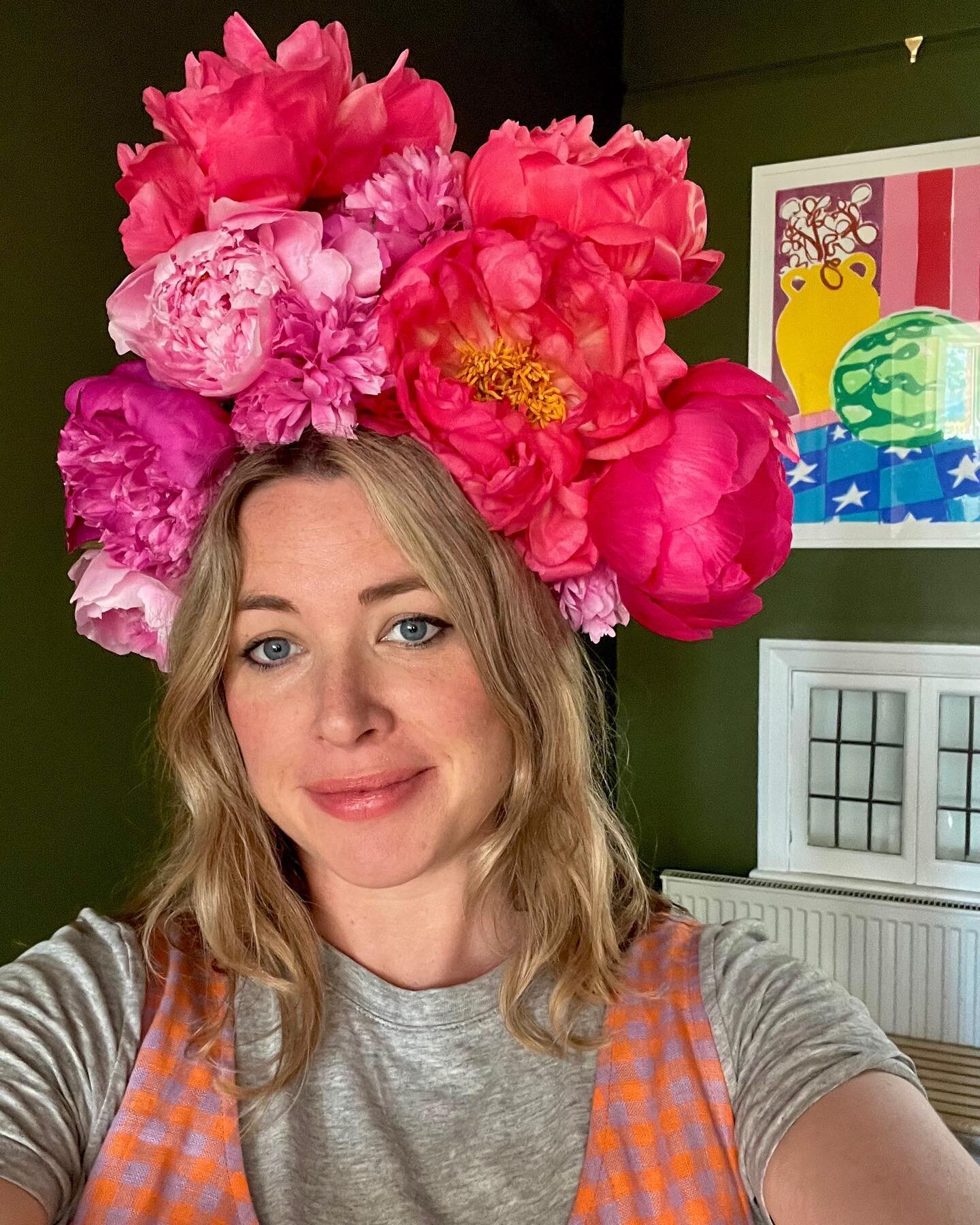 Hot, bothered and overdue so amusing myself by making a peony flower crown and taking selfies 🫠🫠🫠
⠀⠀⠀⠀⠀⠀⠀⠀⠀
⠀⠀⠀⠀⠀⠀⠀⠀⠀
#ultramarineflowers #ultramarinemargate #flowercrown #peonyflowercrown #juneflowers #margateflorist #floralstylist #hurryupbaby