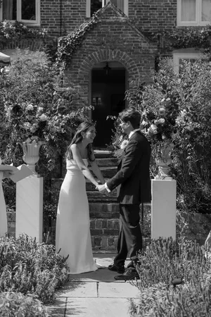 Updown-farmhouse-wedding-flowers.webp