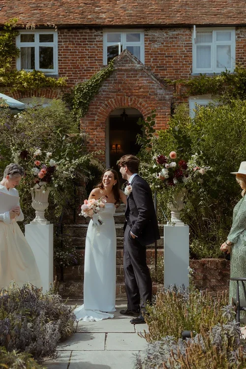 Updown-farmhouse-wedding-flowers-bridal-bride.webp