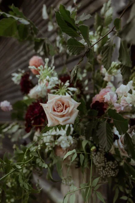 Updown-farmhouse-wedding-flowers-plinth-urn-rose.webp