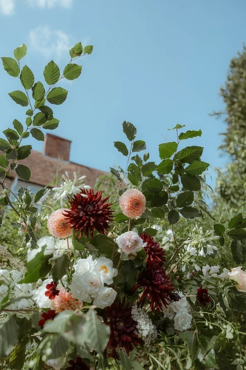 Updown-farmhouse-wedding-flowers-plinth-dahlia.webp