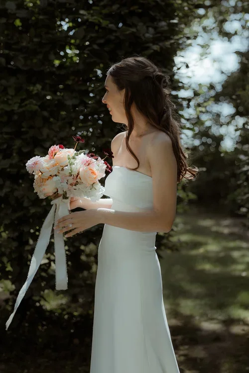 Updown-farmhouse-wedding-flowers-bride-bridal-bouquet.webp