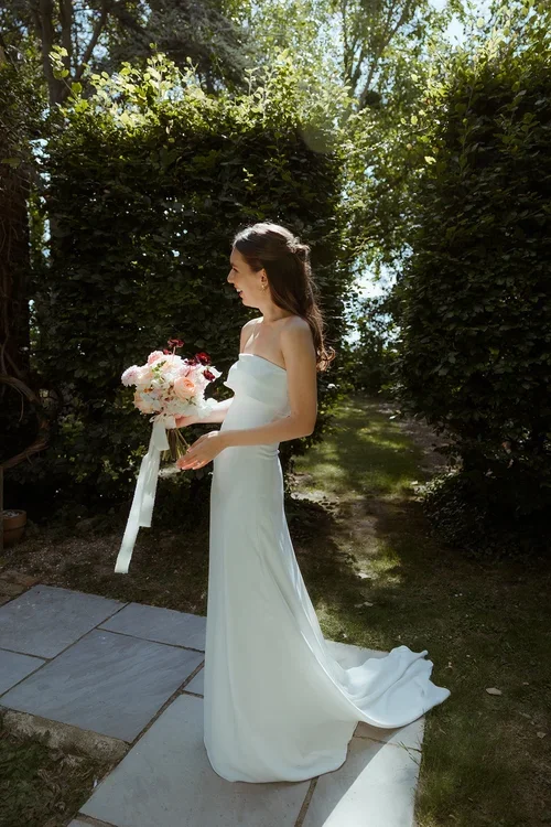 Updown-farmhouse-wedding-flowers-bride-bridal-bouquet-peach.webp