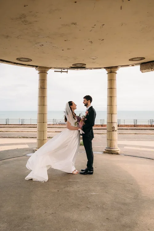 Albion-House-Hotel-Ramsgate-Kent-fireplace-bridal-bouquet-wedding-flowers-seaside-thanet.webp
