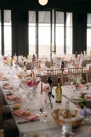 Albion-House-Hotel-Ramsgate-Kent-fireplace-bridal-bouquet-wedding-flowers-ceremont-tables.webp
