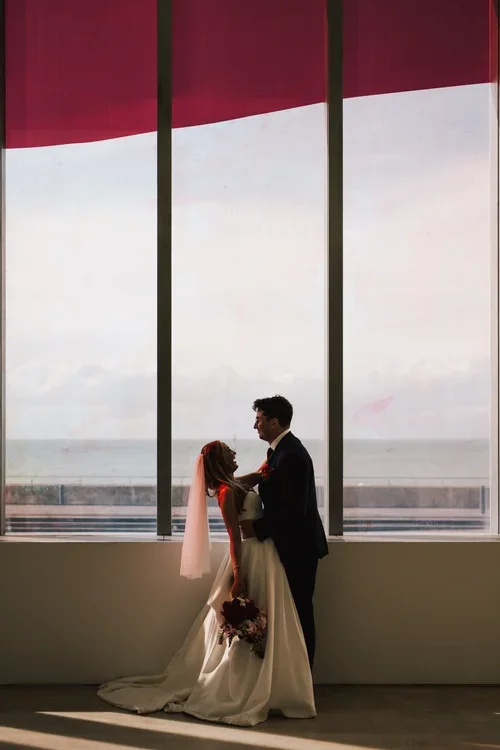 Turner-Contemporary-wedding-flowers-bride-groom-couple-margate-romantic.webp