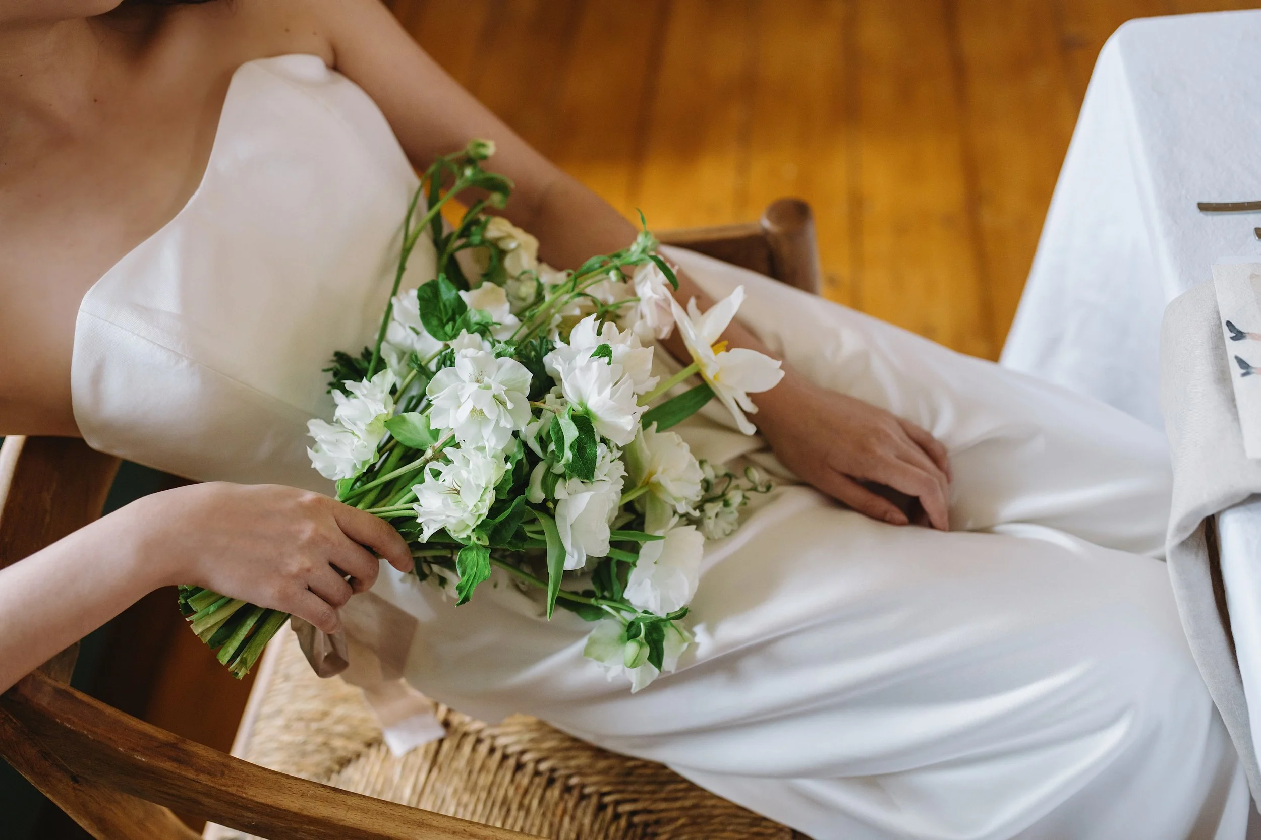 white-wedding-floral-bouquet-details.jpg