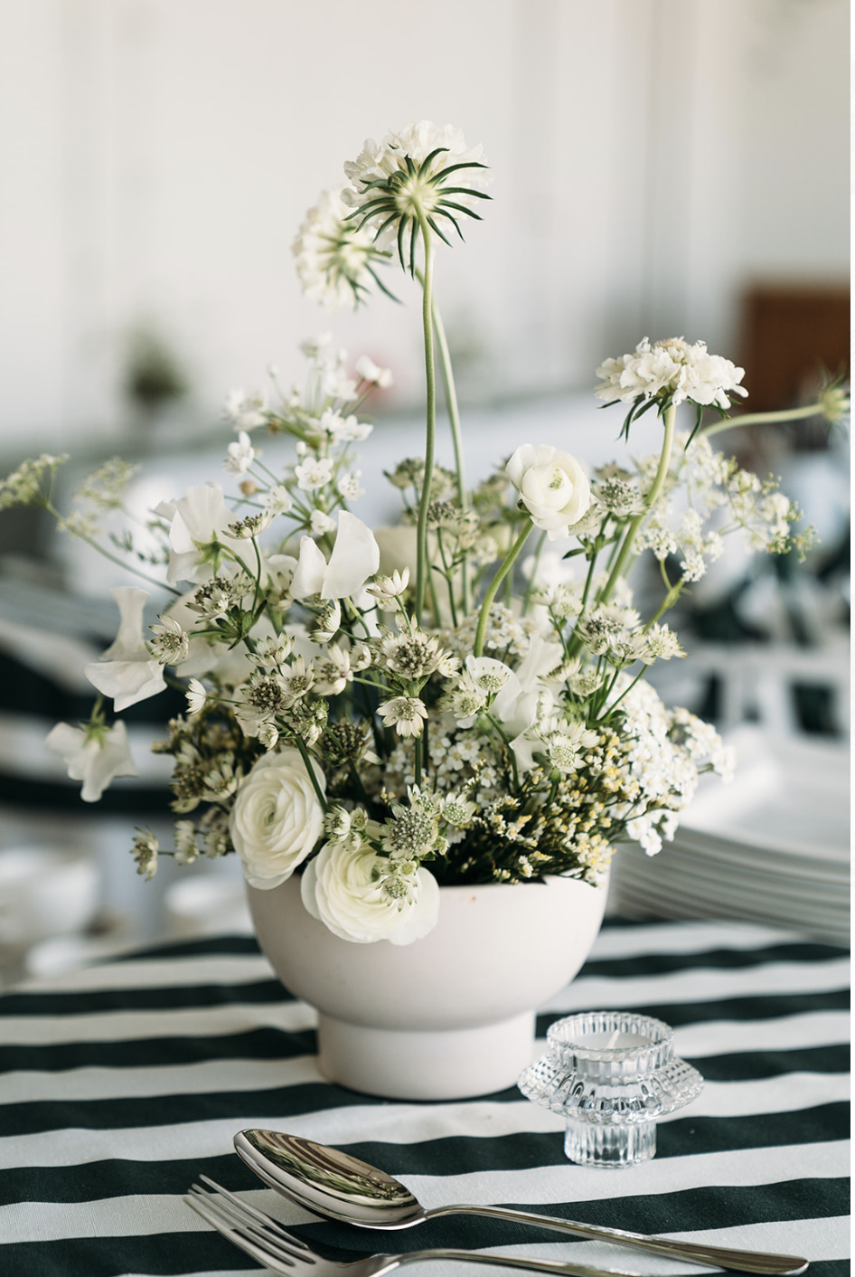 white-green-wedding-table-flowers.png
