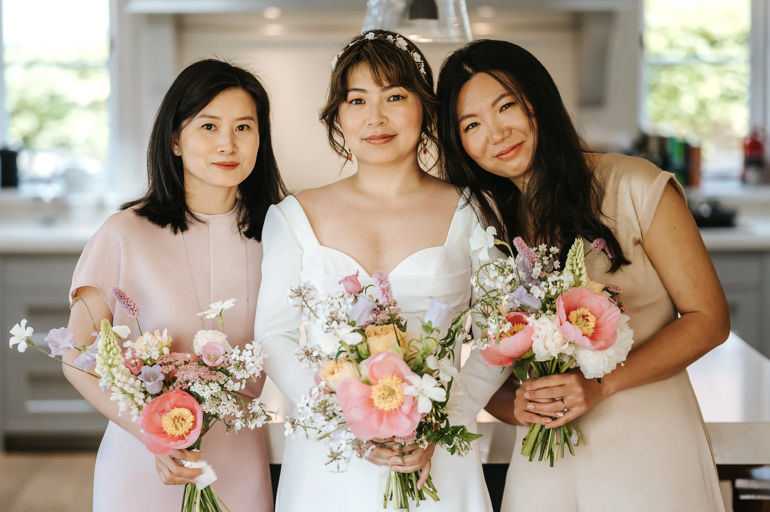wadhurst-wedding-bride-bridesmaids-portrait-pastel-bouquets.jpg