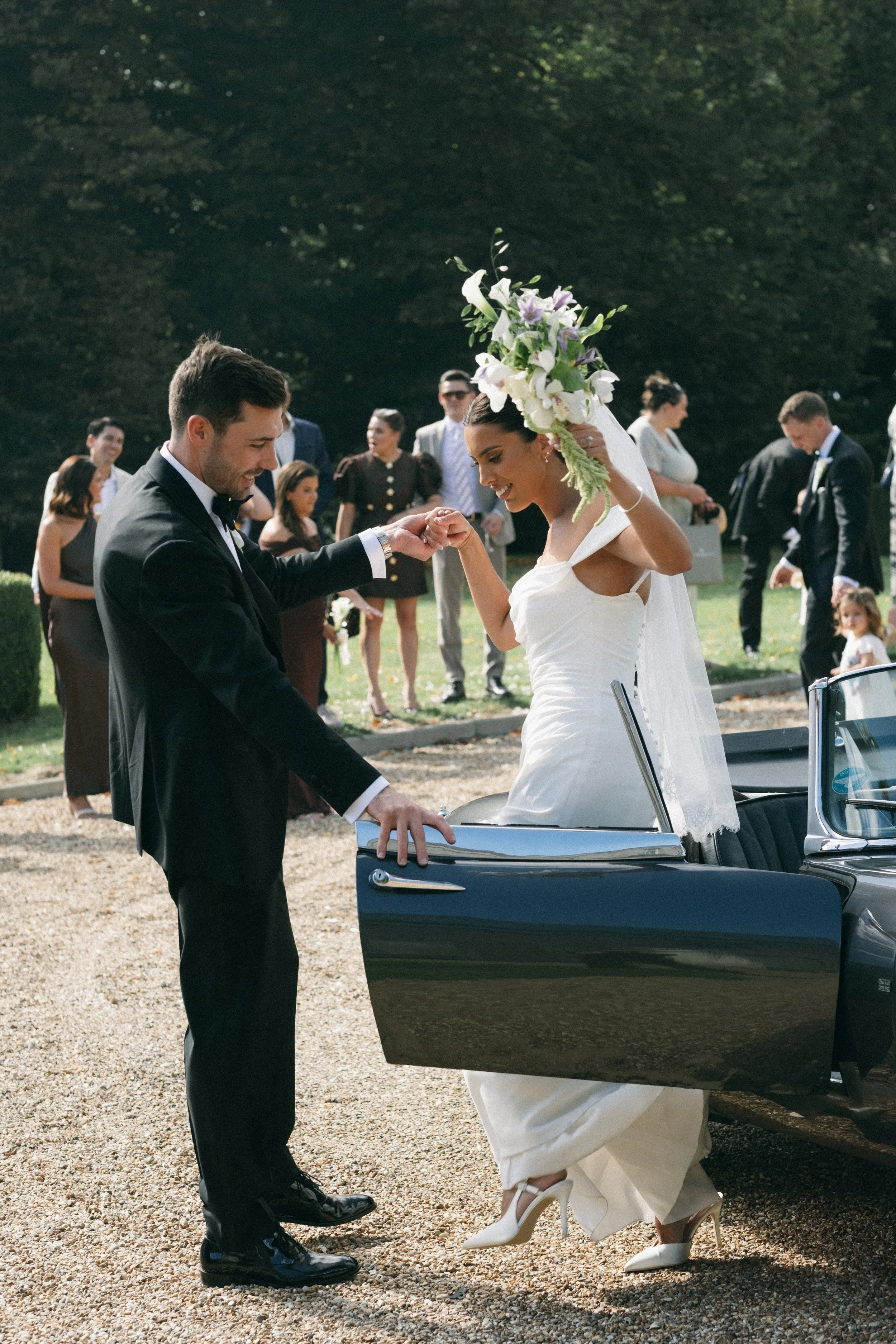bride-and-groom-vintage-wedding-car.jpeg