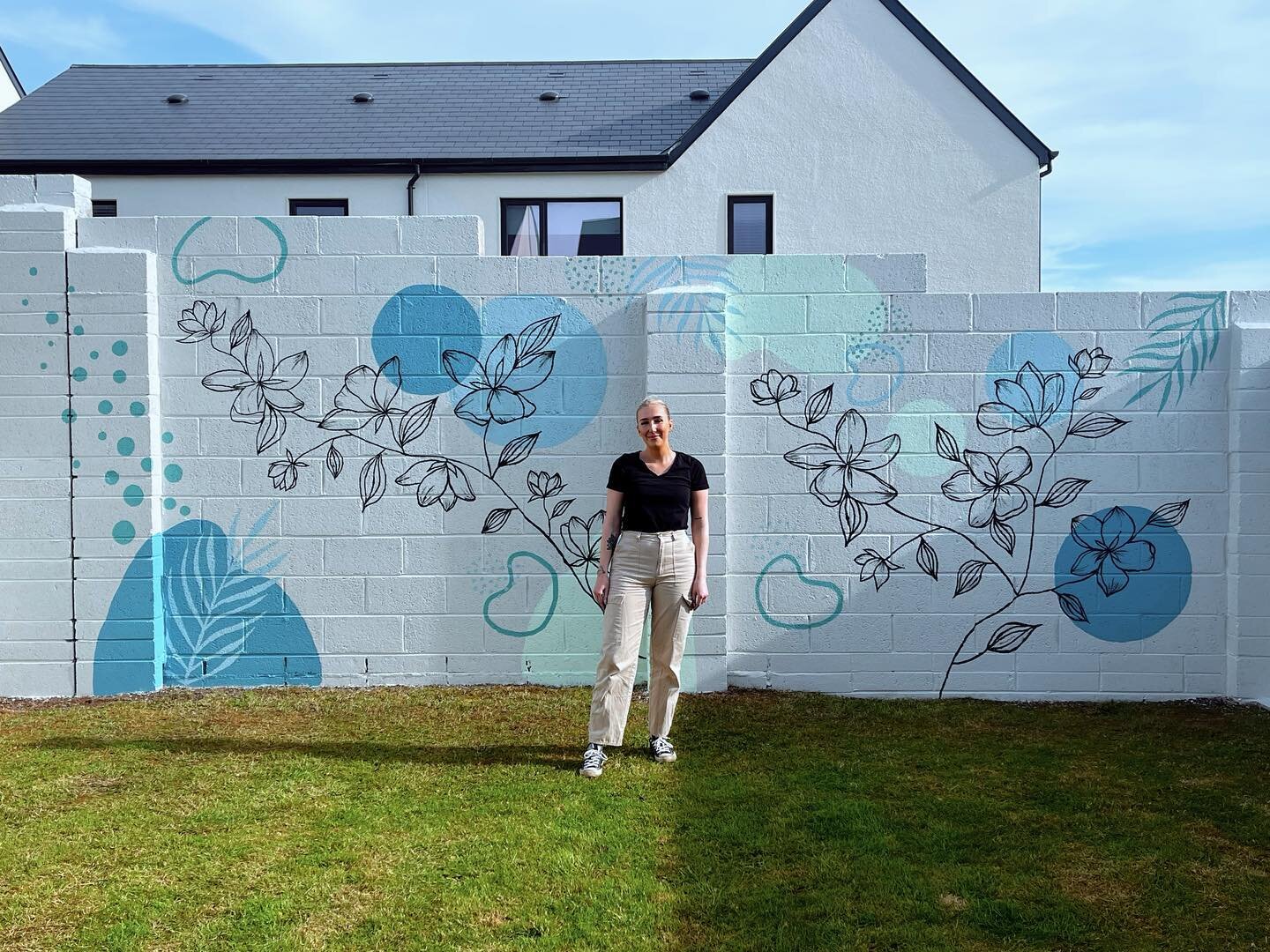 Well that was a productive day 😅🌿🌸🌞

#wallart #wallmural #wallartist #artistireland #muralireland
