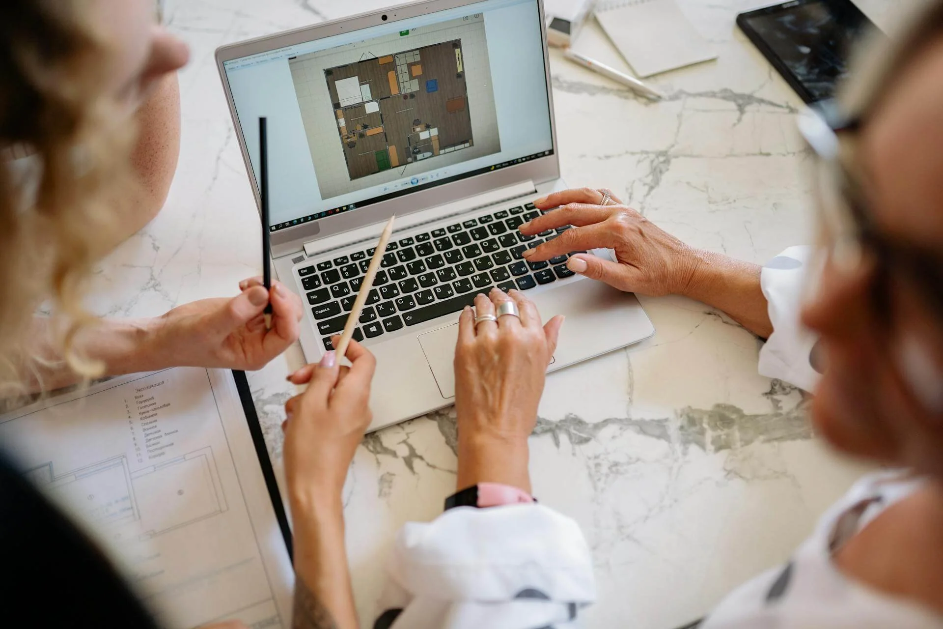 Interior designer collaborating with client over project discover.