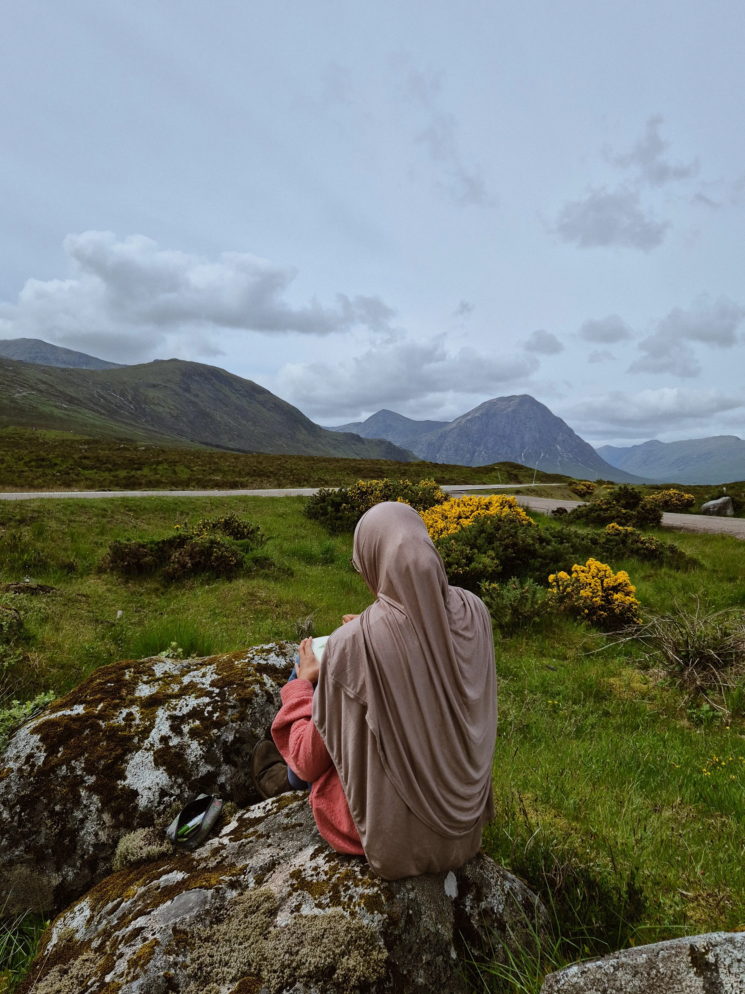 Scotland side quest 🏴󠁧󠁢󠁳󠁣󠁴󠁿 this time last week I was hanging out in the Highlands and stopping off in lay-bys to draw the view. It was also about 20 degrees cooler, which feels like a distant memory in these current temperatures. The rest of 