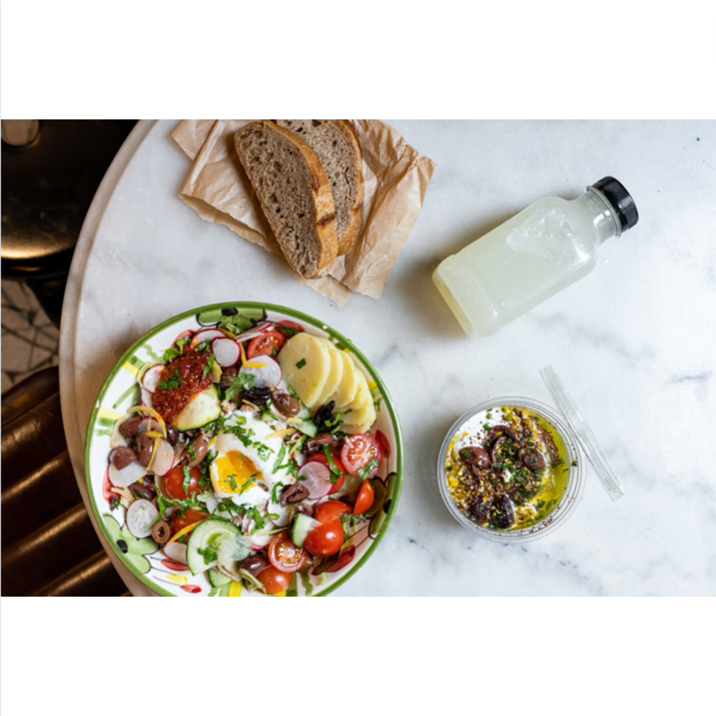 Tuesday lunch sans chichi ;⁣
labne - olives de Kalamata, salade solaire, citronnade fra&icirc;che.⁣
.⁣
.⁣
.⁣
#yonisaada #restaurantparis #topparisresto #mediterraneanfoods #cuisinedusud #cuisinemediterraneenne #restaurantparis #bonneadresseparis #par