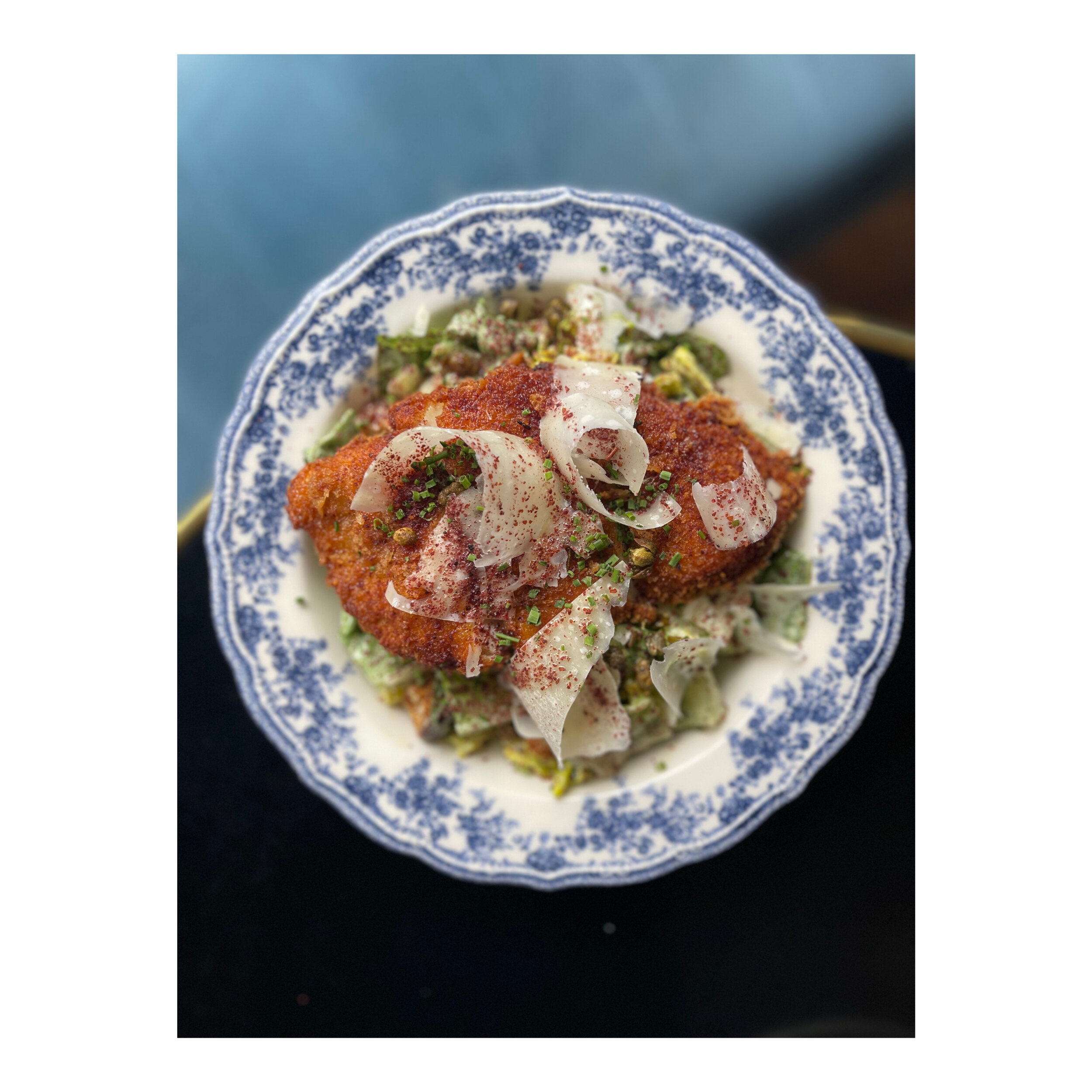 Cesar Schnitzel salad : comme la classique, en mieux☀️⁣
.⁣
.⁣
.⁣
#bagnard #kosherfood #gourmandises#cestmeilleurquandcestbon #parisfoodies#mediterraneanfood #pariseats #saladecompos&eacute;e #saladecesar #schnitzel  #frais