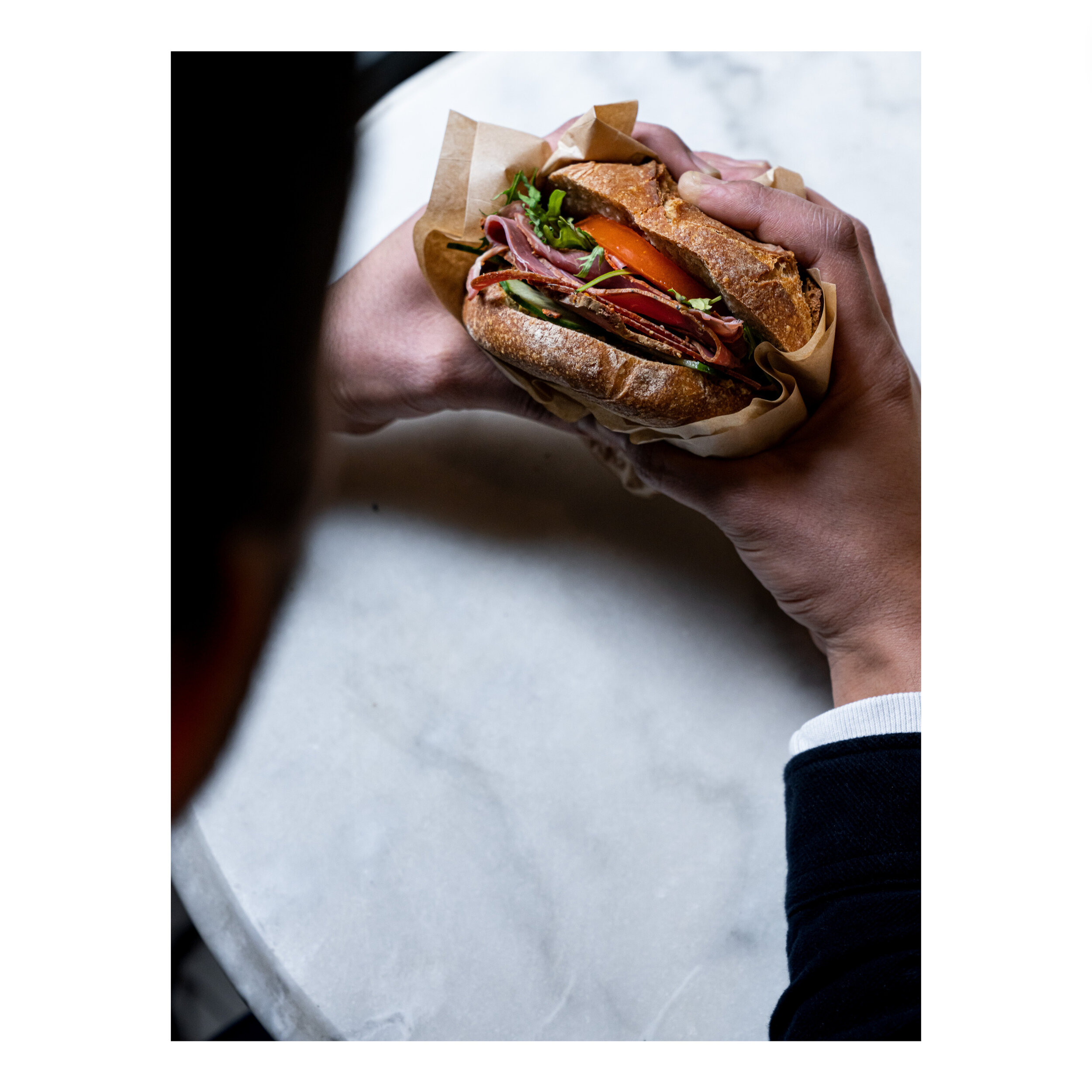 Gigi le pastrami fait son beau ;⁣
pain semi-complet imbib&eacute; &agrave; l'eau de tomate - pastrami k⁣
- champignons de paris - sweet moutarde maison - roquette - tomates⁣
.⁣
.⁣
.⁣
#bagnard #painbagnat #bagnat #kosherfood #sandwichesofinstagram #sa