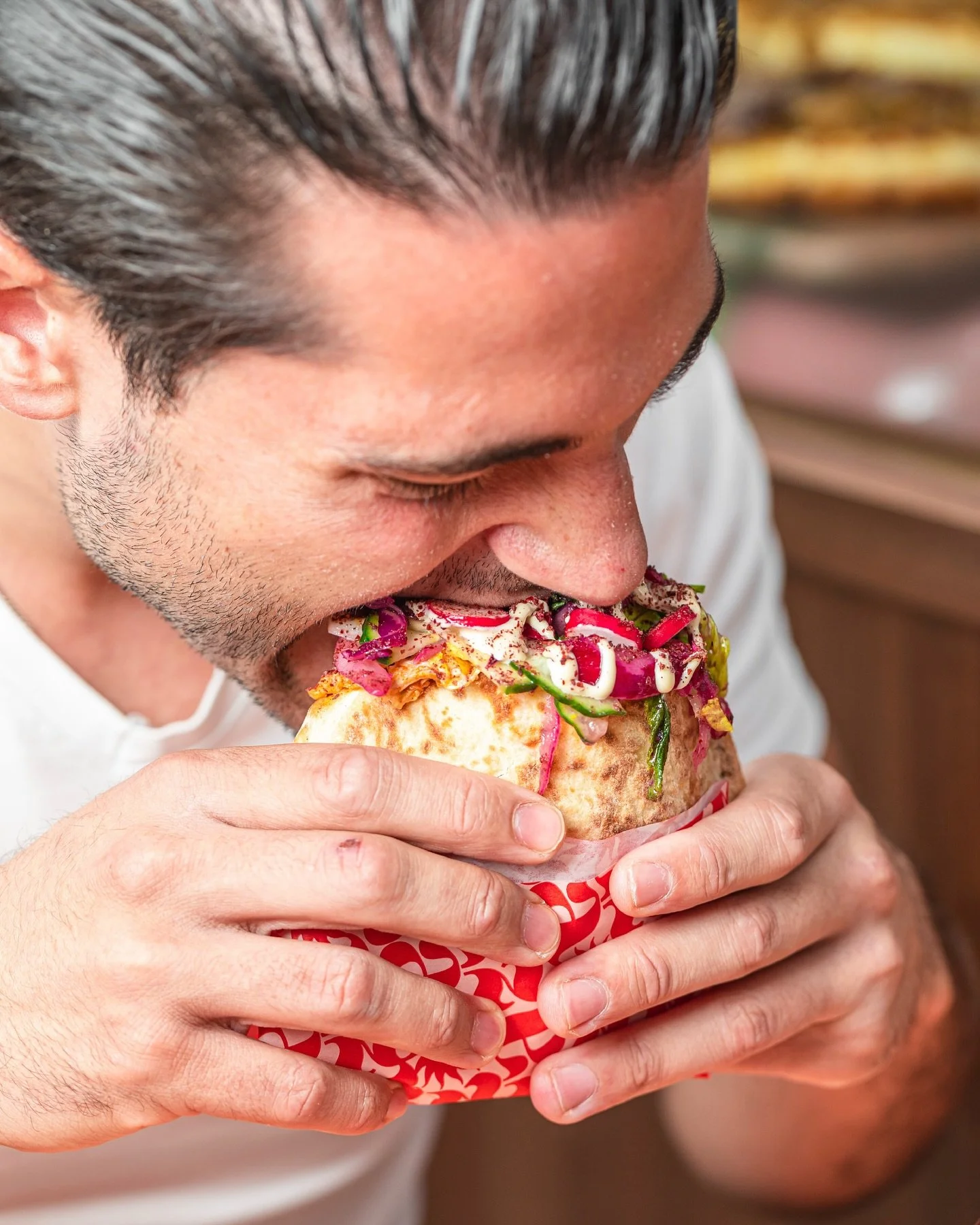 Le silence juste avant la premi&egrave;re bouch&eacute;e. Apr&egrave;s, plus personne ne t&rsquo;&eacute;coute.

#ZazaMoment #StreetFoodLife #NoTalkJustEat